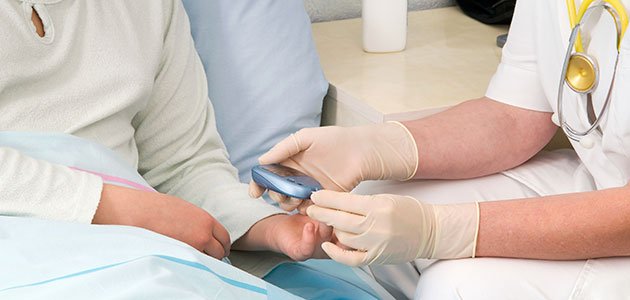 Niña se hace prueba glucosa