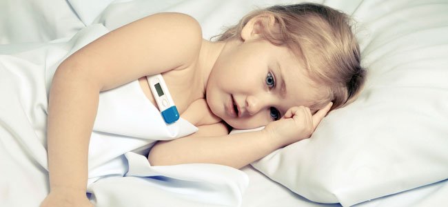 Niña enferma con fiebre