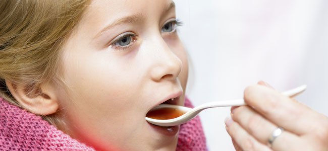 Niña toma medicina