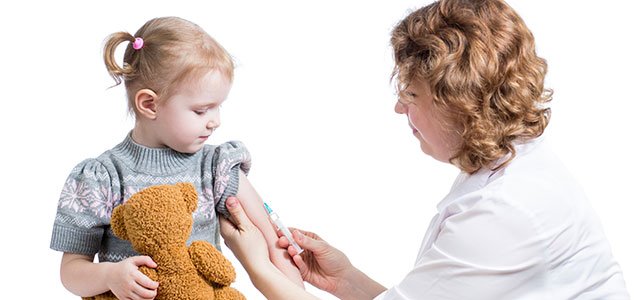 Vacunas para viajar con los niños Vacunan a una niña