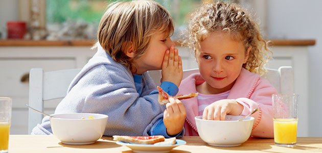 Un desayuno diferente para cada día Niños desayunan juntos