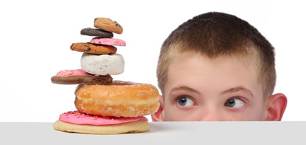 Riesgos para niños diabéticos Niño mira bollos