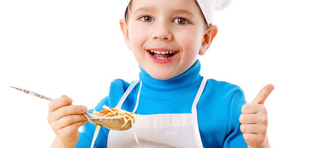 Menús para niños con intolerancia a la lactosa Niño con cuchara