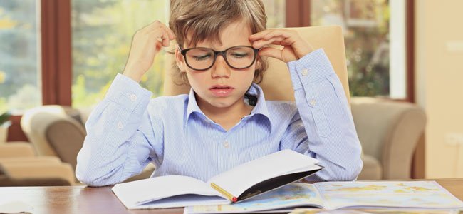 Cuando el niño no ve bien y tiene problemas para leer Niño con gafas