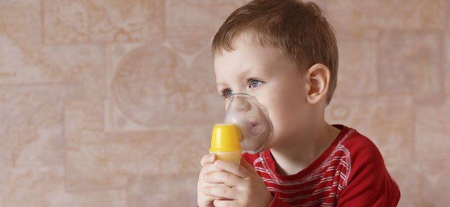 El enterovirus y los niños Niño con mascarilla