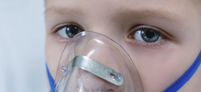 NIño con mascarilla