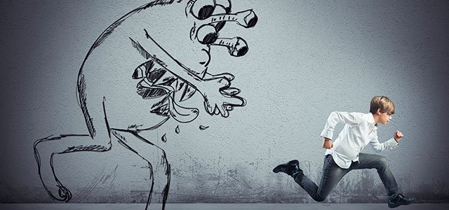 Niño corre perseguido por monstruo