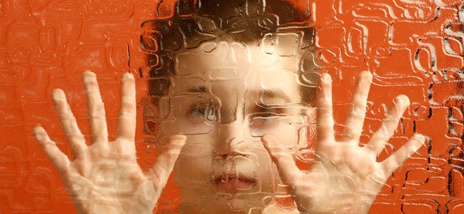 Niños autistas NIño tras un cristal
