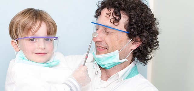 Enfermedades raras Niño con doctor