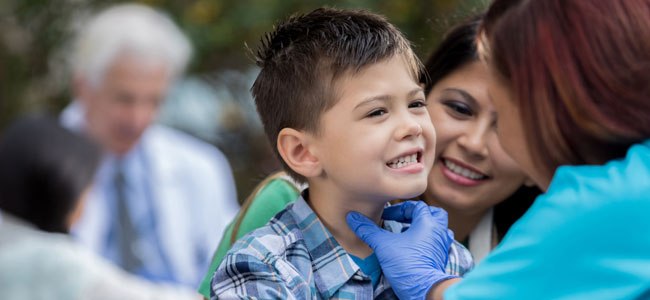 Niña con dolor de garganta