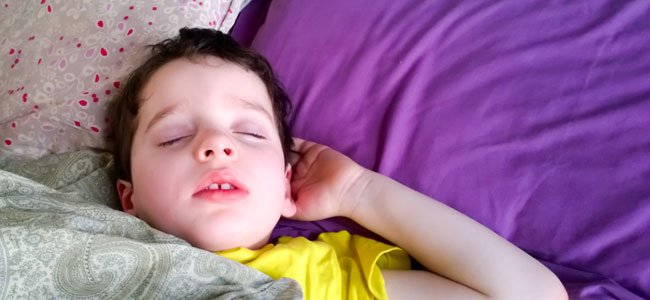 Los niños que roncan pueden tener problemas de conducta Niño duerme