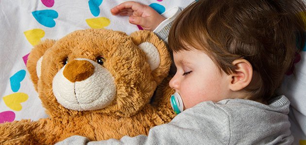 Cuando el niño no duerme bien Niño que duerme con osito