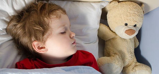 Los problemas de sueño en los niños Niño duerme con osito