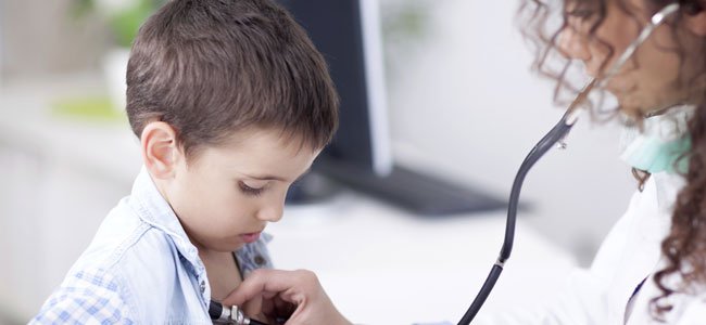 Tipos de hepatitis en la infancia Auscultan a un niño