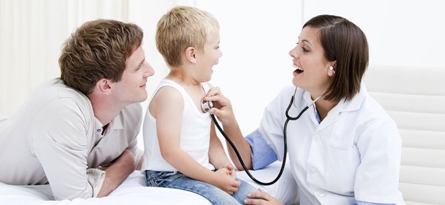 NIño con médicos