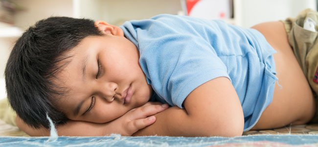 Los problemas de sueño pueden causar obesidad infantil Niño gordo duerme
