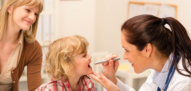 Vídeos en Internet para solucionar dudas médicas Niño va al médico con su madre