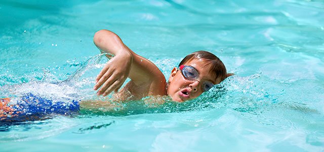 Niño nadando