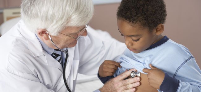 Los cálculos en la vesícula biliar del niño Doctor con niño