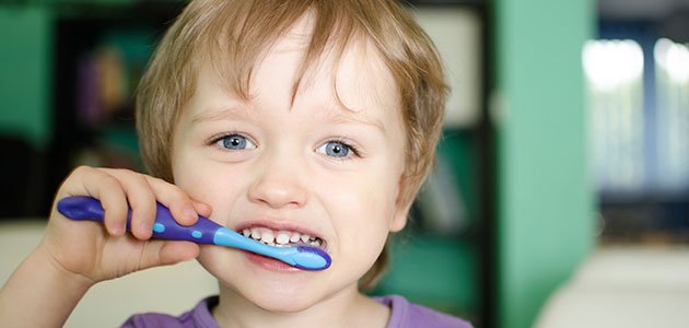Niño cepillándose los deintes