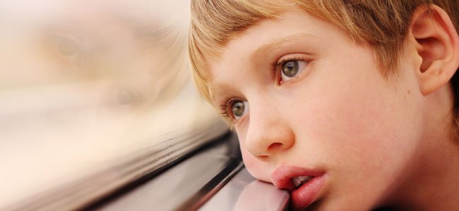 El autismo en los niños Niño pensativo