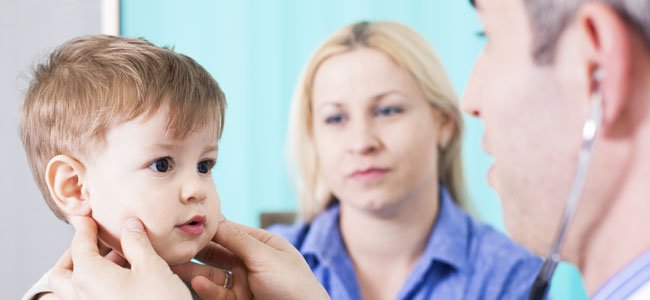 Pediatra mira niño