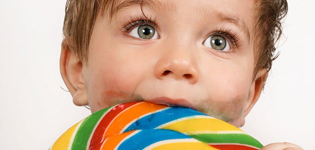 La diabetes aumenta en niños menores de 5 años Niño con piruleta gigante
