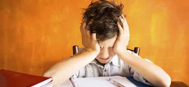 Niño con dolor de cabeza