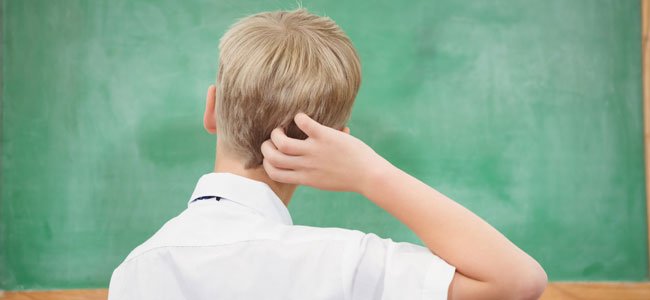 Cómo eliminar los piojos NIño se rasca