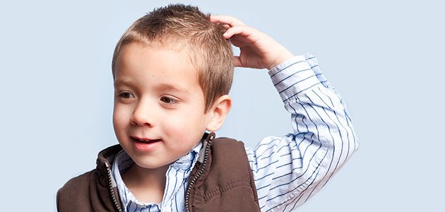 Niño que se rasca cabeza