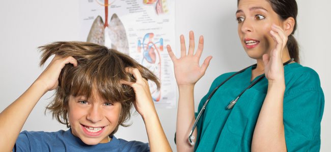 NIño rascándose cabeza