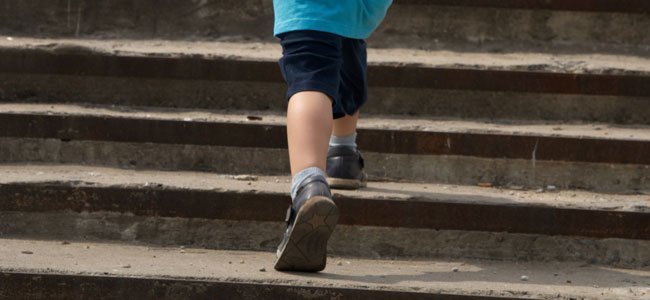 Los beneficios del step para niños Niño sube escaleras