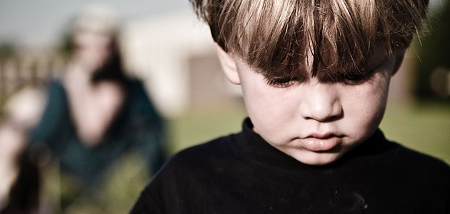 Niño cabizbajo
