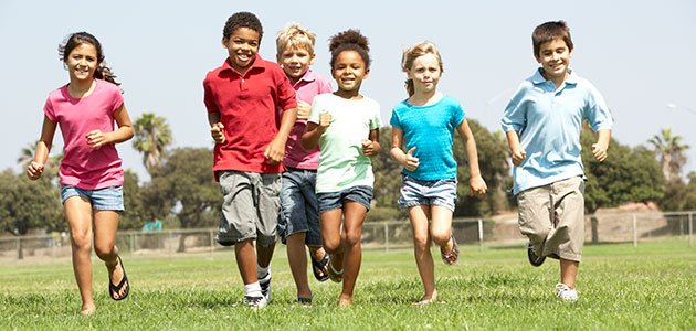 Los beneficios del deporte en los niños Niños corriendo