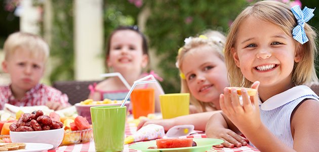 Niños merendando