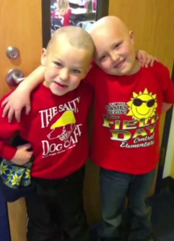 Niño se rapa como solidaridad a su amigo con cáncer Niño se rapa como solidaridad a su amigo con cáncer