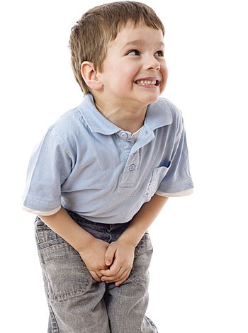 Por qué algunos niños orinan en la cama