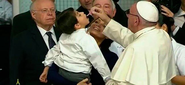 Papa Francisco vacuna a un niño contra la polio Papa Francisco vacuna a un niño contra la polio