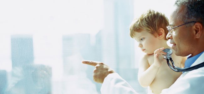 Pediatra con niño