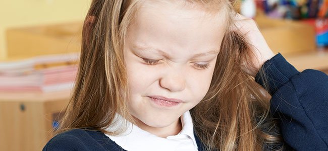 Piojos en la cabeza de los niños Piojos en la cabeza de los niños