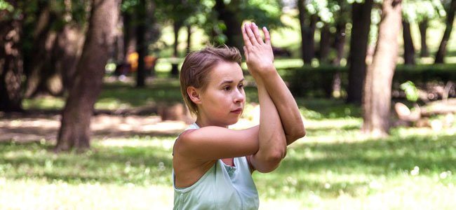 Postura de yoga del Águila. Asanas de yoga para niños