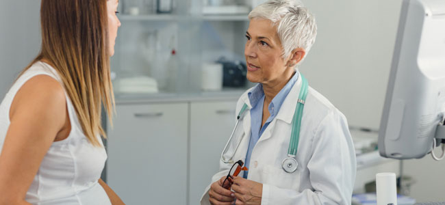 Mujer embarazada en una revisión médica