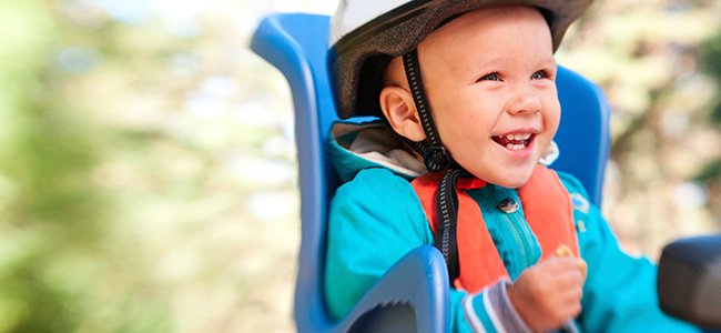 La seguridad del bebé en la silla de la bicicleta