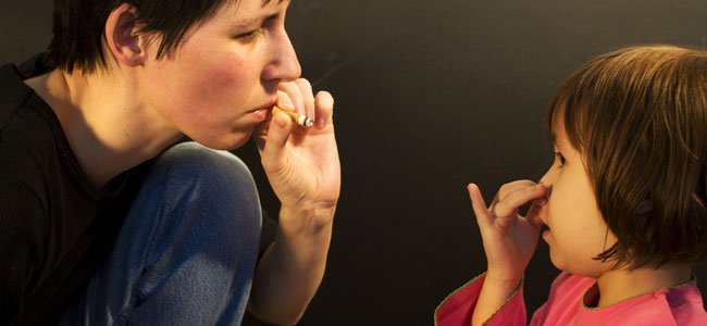 Por qué no se debe fumar al lado de los niños Por qué no se debe fumar al lado de los niños