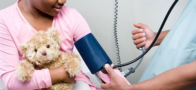 Niña medición presión arterial