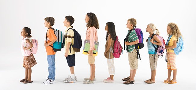 La mochila y la espalda de los niños