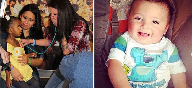 Escucha el corazón de su hijo en otra niña