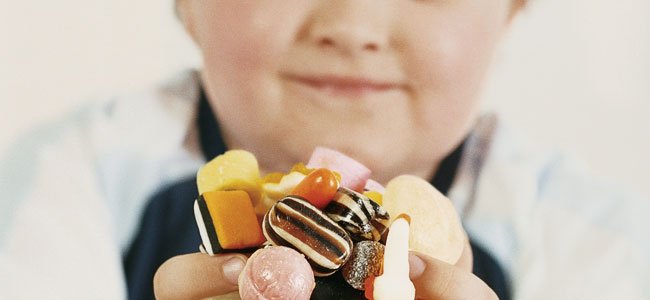 Niño obeso come pizza