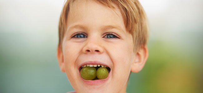 Una uva puede ser potencialmente peligrosa para un niño