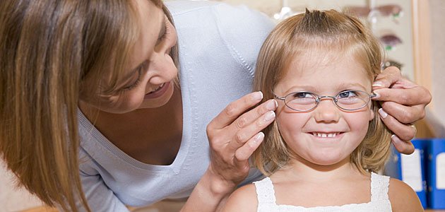 Niño con ambliopia u ojo vago